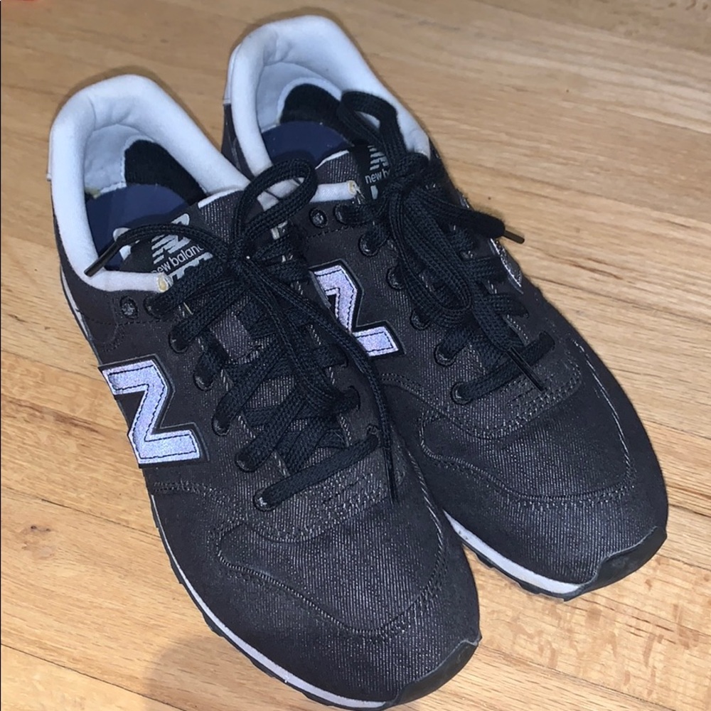 NEW BALANCE WOMENS SNEAKERS ..